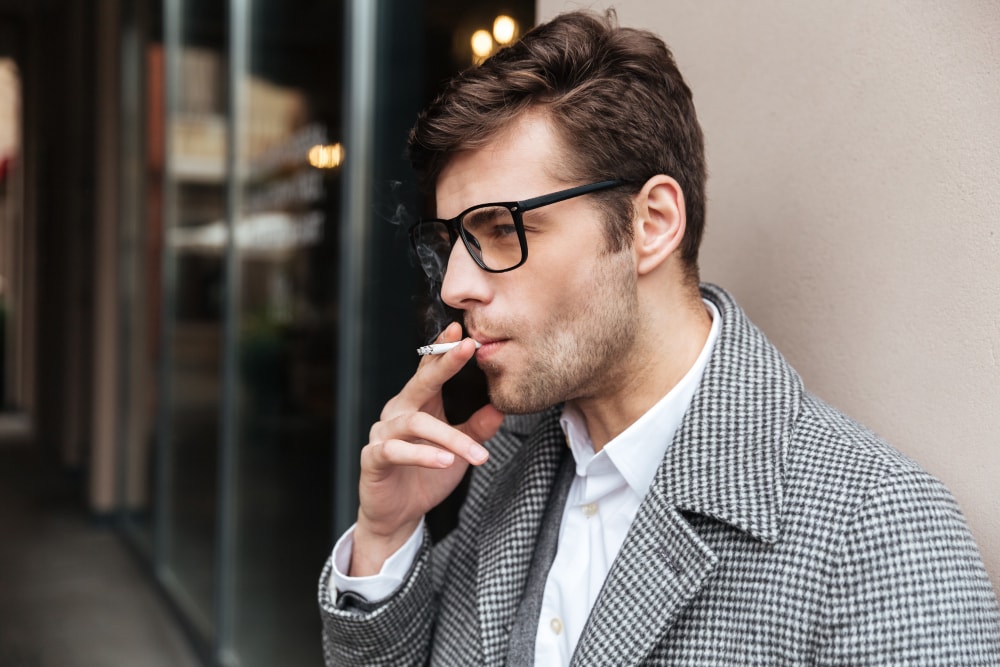 From smoking, vaping, to drinking- they all put your heart health at risk. Young adults often are seen smoking or drinking, either from stress or at parties. (Freepik)