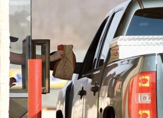 Commutes are a time for unhealthy eating, ‘food mishaps’: study Commutes are a time for unhealthy eating, ‘food mishaps’: study