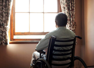 How to help seniors experiencing mental health issues (shapecharge via Getty Images)