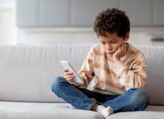 Screen time and obesity in children: Know how to deal with it Screen time and obesity in children: Know how to deal with it