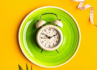 Warrior diet: Benefits, side effects and how to follow A clock on a plate