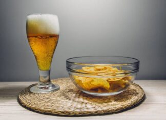 Sorry Bubba: Beer Drinkers Have Poorest Diet Quality Among Alcohol Consumers beer and potato chips