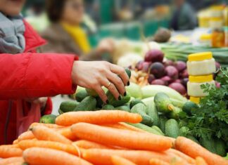 Eating more fruits, veggies might help ward off colon cancer Eating more fruits, veggies might help ward off colon cancer