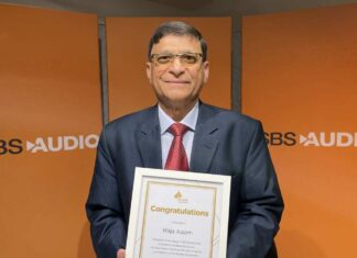 Community advocate promoting senior fitness and well-being – Raja Muhammad Aslam Raja Aslam with his award.jpg