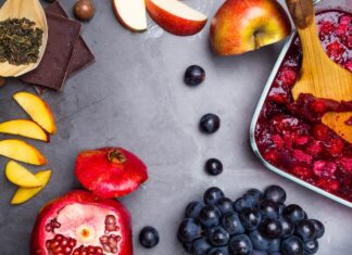 Flavonoid-rich foods lower risk of frailty and mental decline in older adults Study: Associations between flavonoid-rich food and flavonoid intakes and incident unhealthy aging outcomes in older United States males and females. Image Credit: DIVA.photo / Shutterstock
