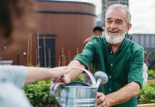 How volunteering benefits seniors’ mental health How volunteering benefits seniors’ mental health