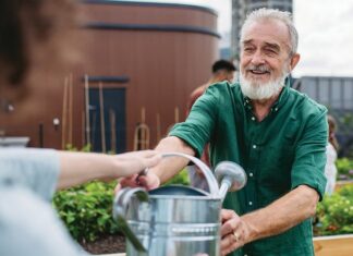How volunteering benefits seniors’ mental health How volunteering benefits seniors’ mental health
